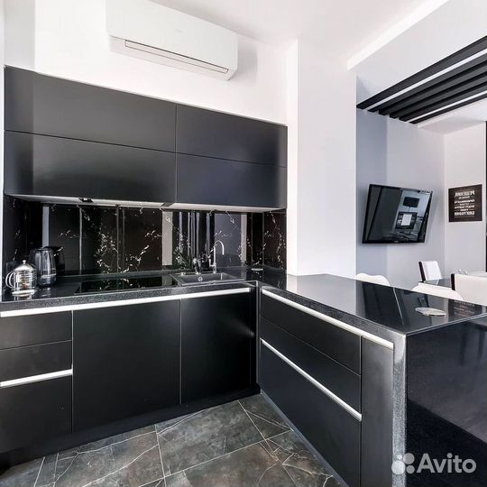 Угловой кухонный гарнитур современный