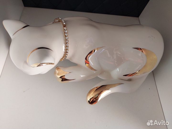 Статуэтка фарфор кошка лежащая