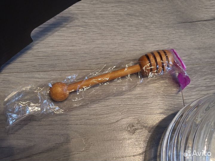 Банка для меда с деревянной палочкой