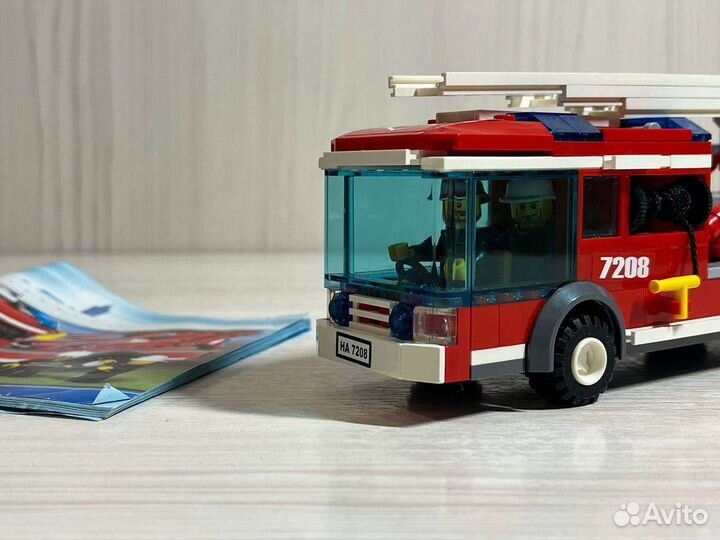 Пожарная машина Lego City 7208 и детали от станции