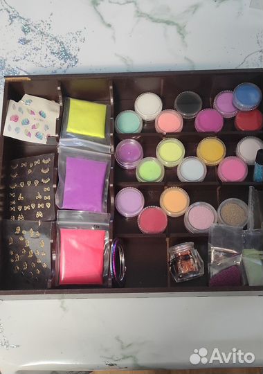 Пигменты, наклейки, бульонки для маникюра