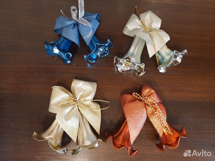 Новогодние стеклянные шары и колокольчики