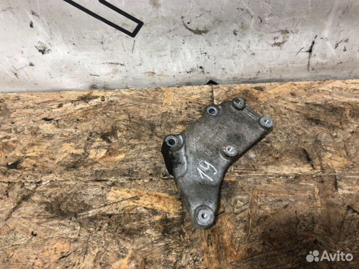 Кронштейн впускного коллектора Mercedes-Benz