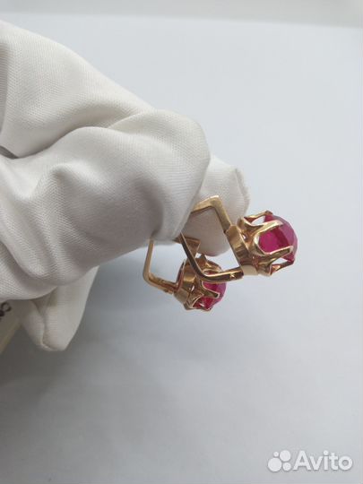 Золотые серьги с корундом (28577)