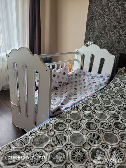 Детская кроватка с продольным маятником