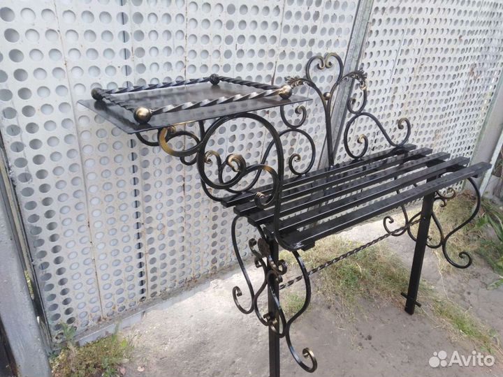 Лавочка со столиком на кладбище