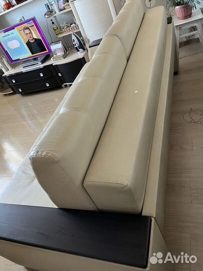 Кожаный диван