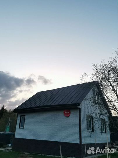 Покраска крыши дома