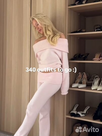 Розовая кофта с открытыми плечами