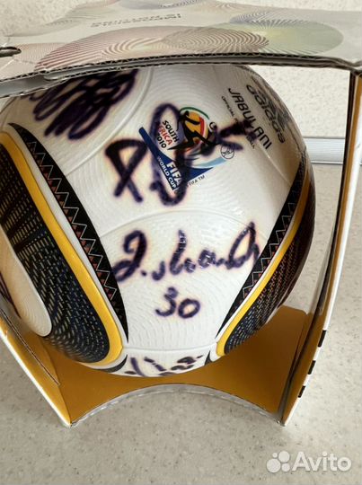 Мяч jabulani с автографами игроков Локомотива