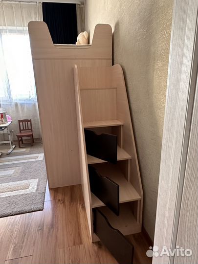 Детская кровать чердак со столом и шкафом