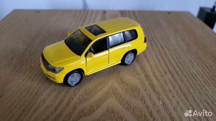 Модель авто siku 1:43 Toyota Land Cruiser