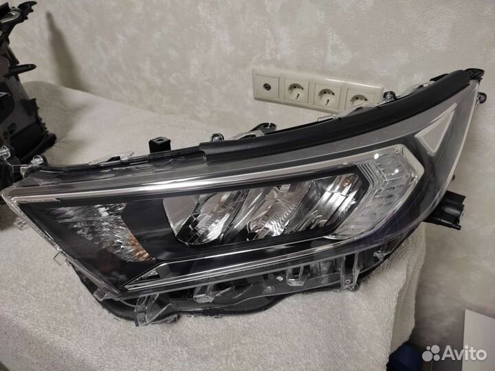 Фара Toyota Rav 4 50 2019-2022