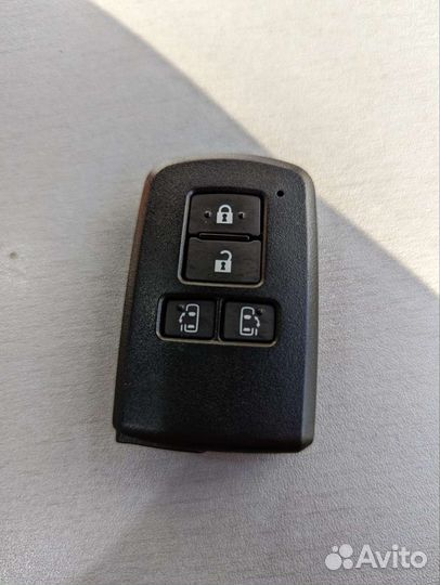 Смарт ключ Toyota Voxy Sienta Noah 2017+