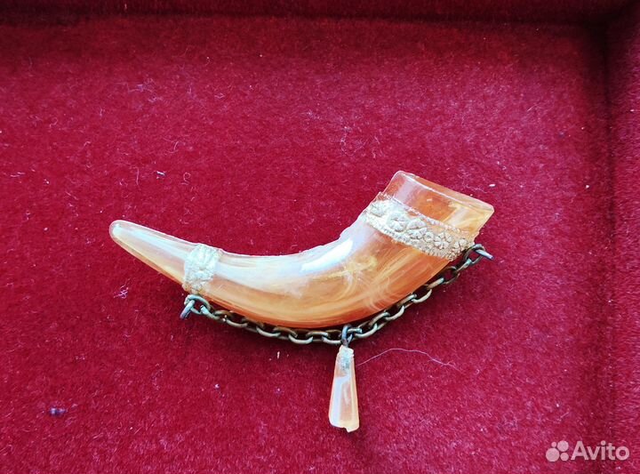 Броши янтарь. 