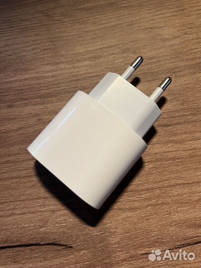 Адаптер Apple USB-C Power 20W