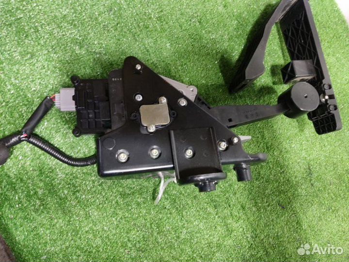 Педаль газа Nissan Fuga KNY51 VQ37VHR 2012