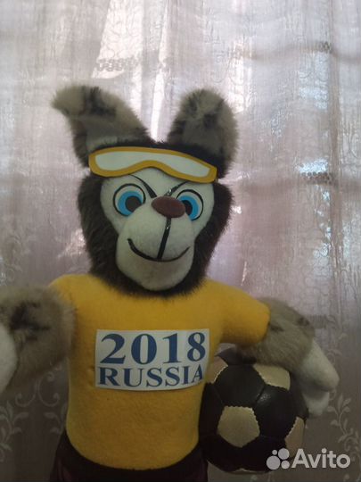 Волк-забивака на подставке