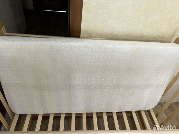 Детская кроватка с поперечным маятником