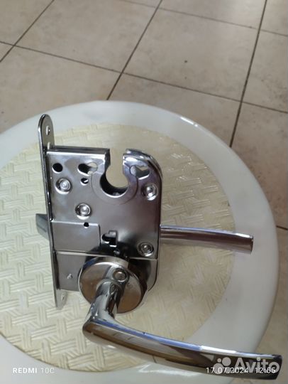 Дверная ручка с замком