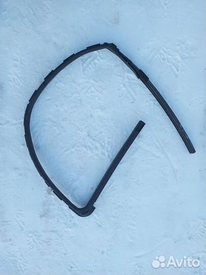 Уплотнитель стекла двери передней левой Nissan Juk