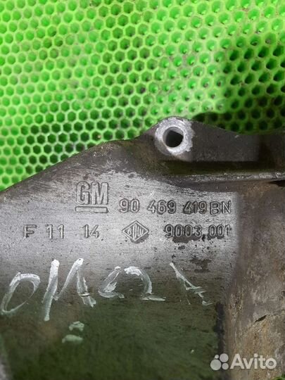 Кронштейн компрессора кондиционера Opel Omega B