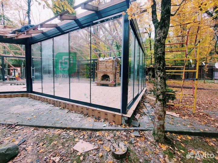 Раздвижное безрамное остекление террасы, кафе