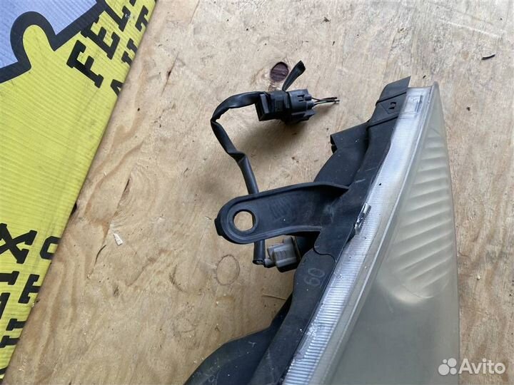 Фара правая Toyota Estima (MCR30) 2000-2005