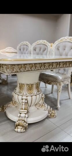 Стол и стулья