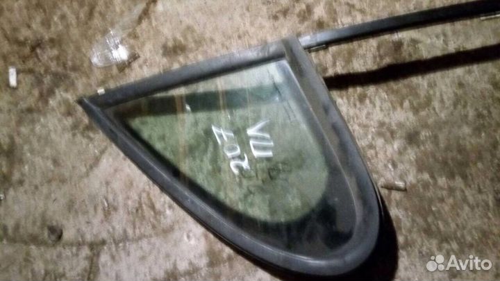 Стекло уголок передний левый Пежо 207