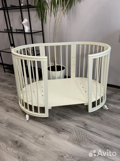 Детская кроватка с универсальным маятником