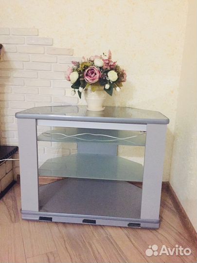 Стеклянная тумба под тв