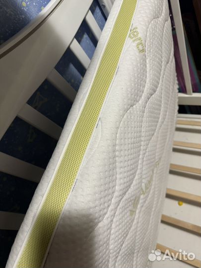 Детская кроватка с маятником и ящиком