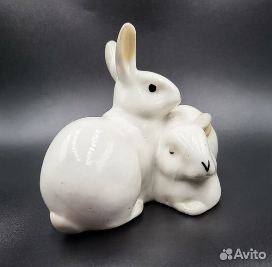 Фарфоровая статуэтка Зайчики Артель Прогресс 1950е