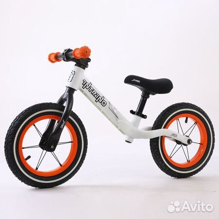 Беговел легкий на надувных колесах Intrino Snippo