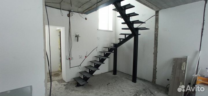 Металлокаркас лестницы на монокосоуре в дом