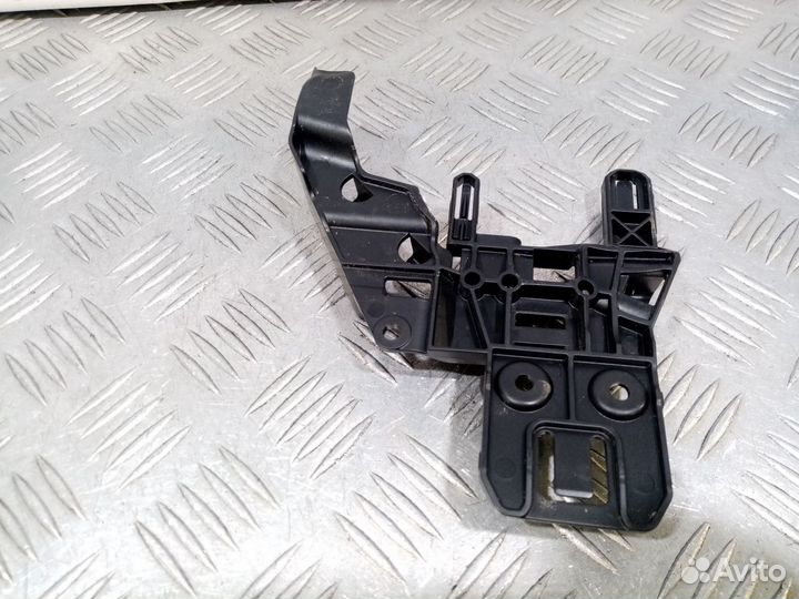 Б/У Кронштейн замка двери передней правой W#001