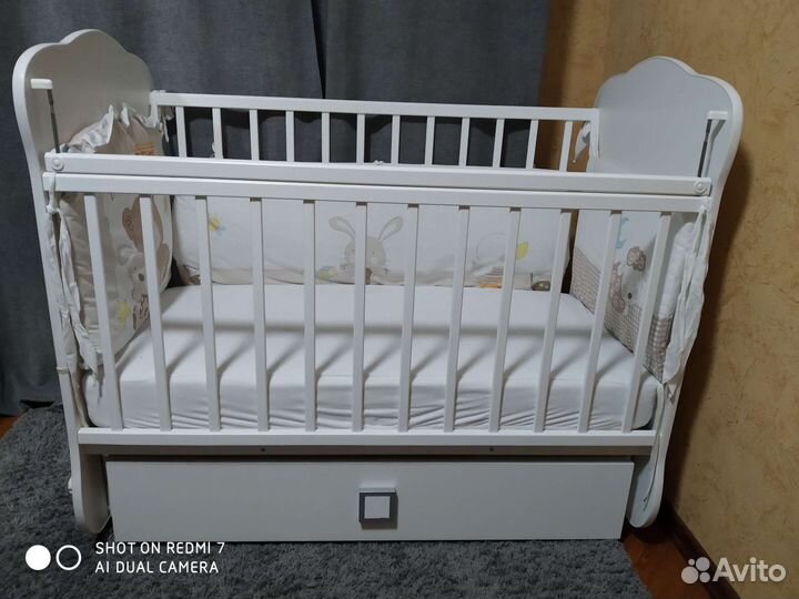 Детская кроватка с маятником