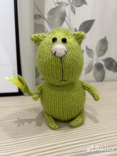 Вязаный кот зеленый с цветком