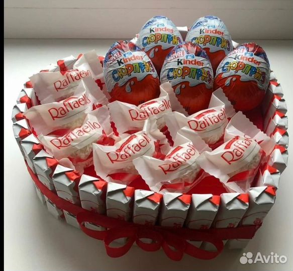 Торт из шоколадок киндер и сюрпризов