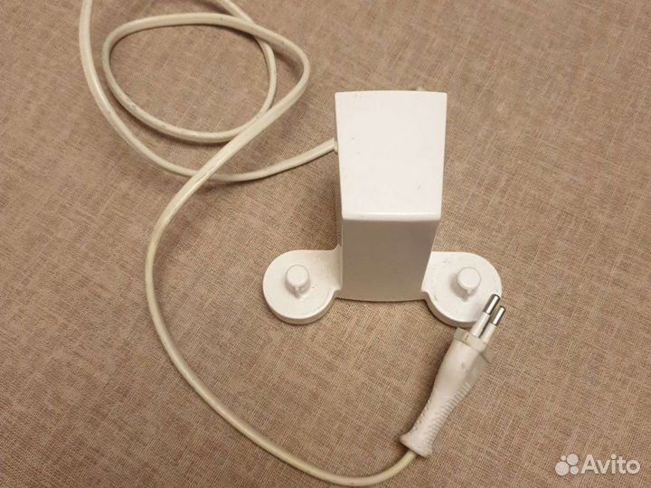 Электрическая зубная щетка Oral-B + зарядка