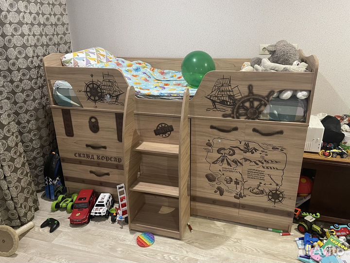 Детская кровать чердак со столом и шкафом