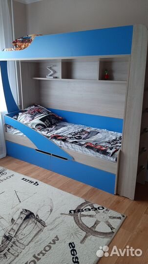 Двухярусная кровать с матрасами