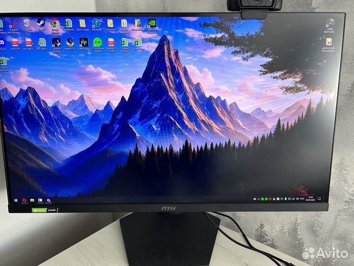 Игровой компьютер с монитором и клавиатурой