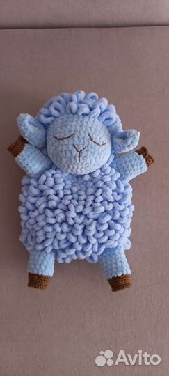 Овечка игрушка-рукавичка вязаная