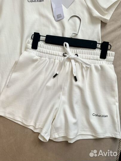 Костюм Calvin Klein с шортами