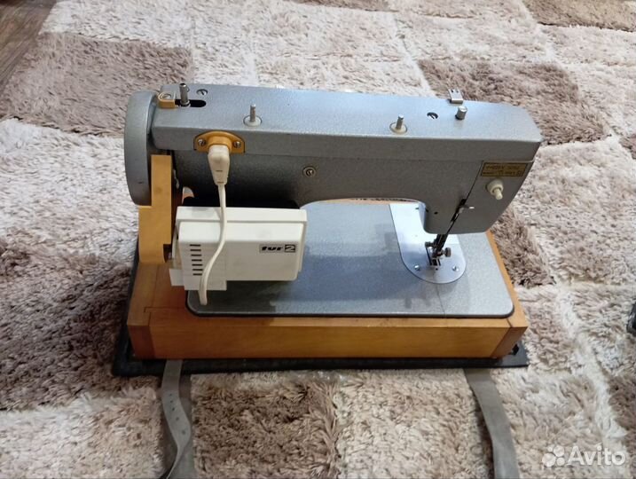 Швейная машина Чайка 142м
