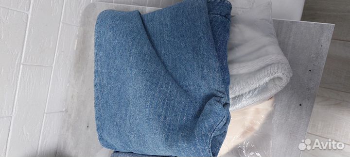 Пакет вещей и кухонная утварь