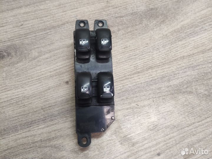 Блок упр. стеклоподъемниками Hyundai Santa Fe 1