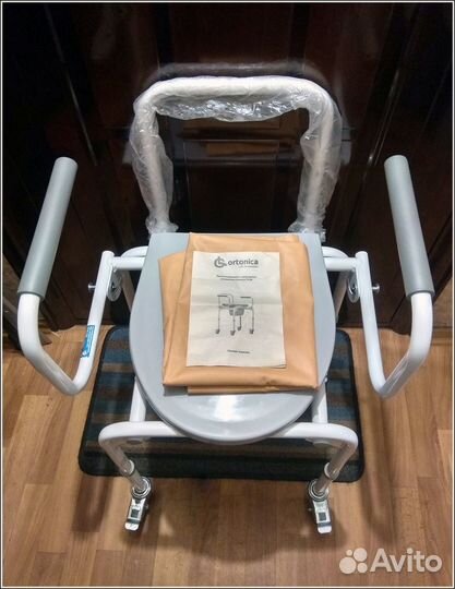 Мобильное санитарное кресло-туалет на колесах